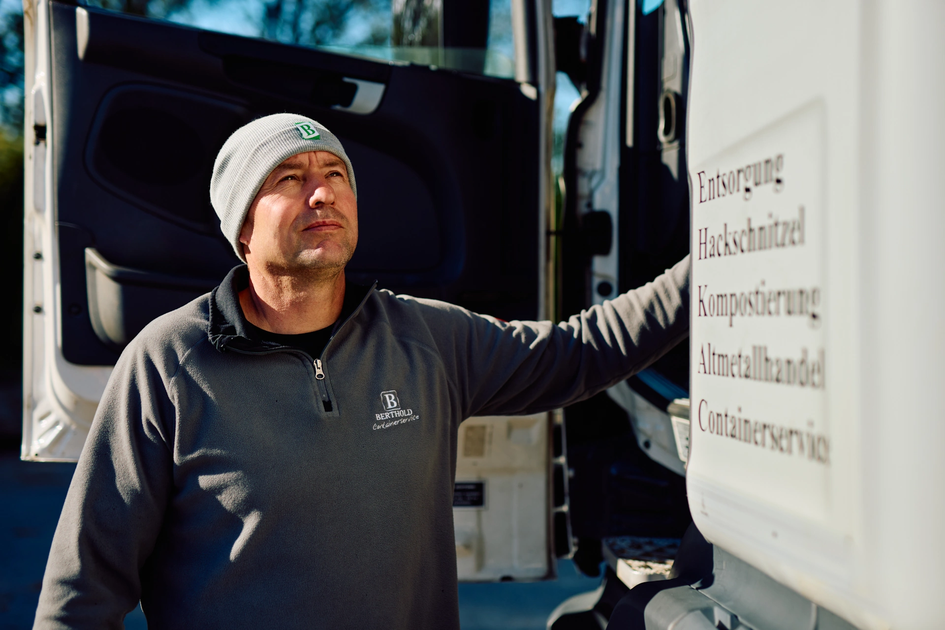 berthold-entsorgung-containerverladung-mitarbeiter-lkw